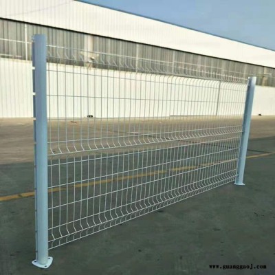 各种尺寸桃型柱护栏 体育围场隔离栏  三角折弯桃型柱隔离栏