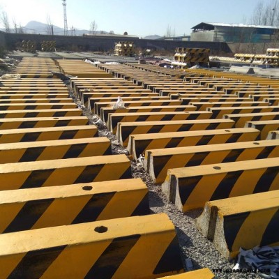 黄黑色防撞交通设施防撞墩道路水泥隔离墩施工隔离墩规格