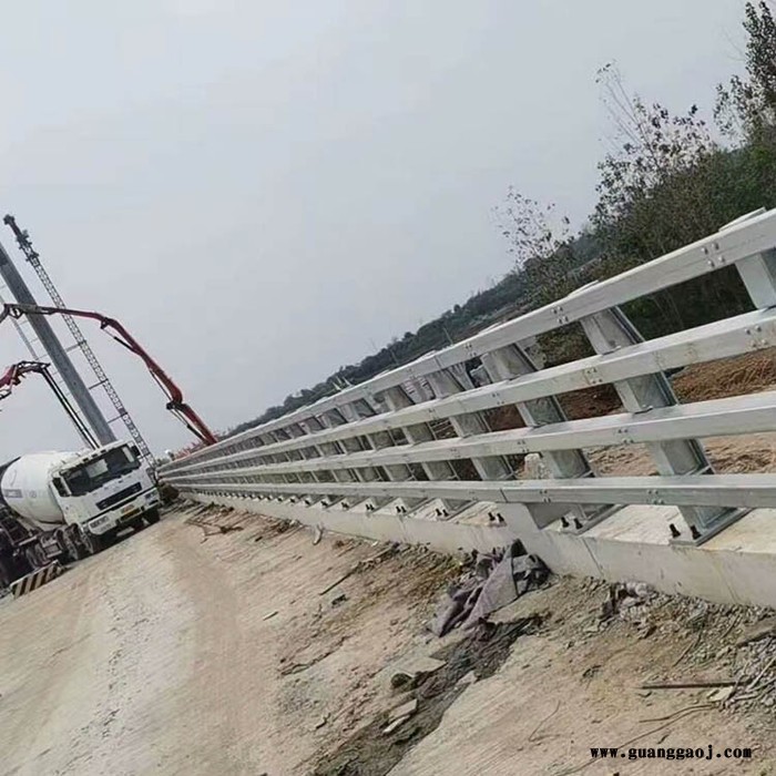 荣信 高速公路防撞护栏 高速公路防撞护栏 防撞护栏防撞护栏 高速公路防撞护栏厂家 长期现货