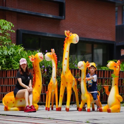 户外玻璃钢创意长颈鹿雕塑商场美陈幼儿园大型抽象落地动物摆件大